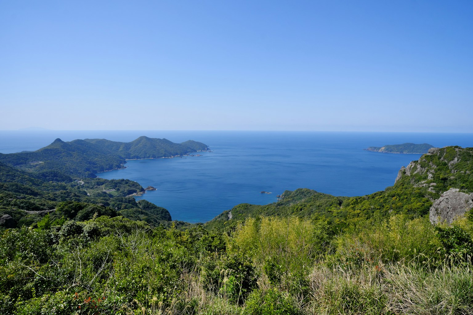 Malersicher Blick auf das blaue Meer und grüne Hügel