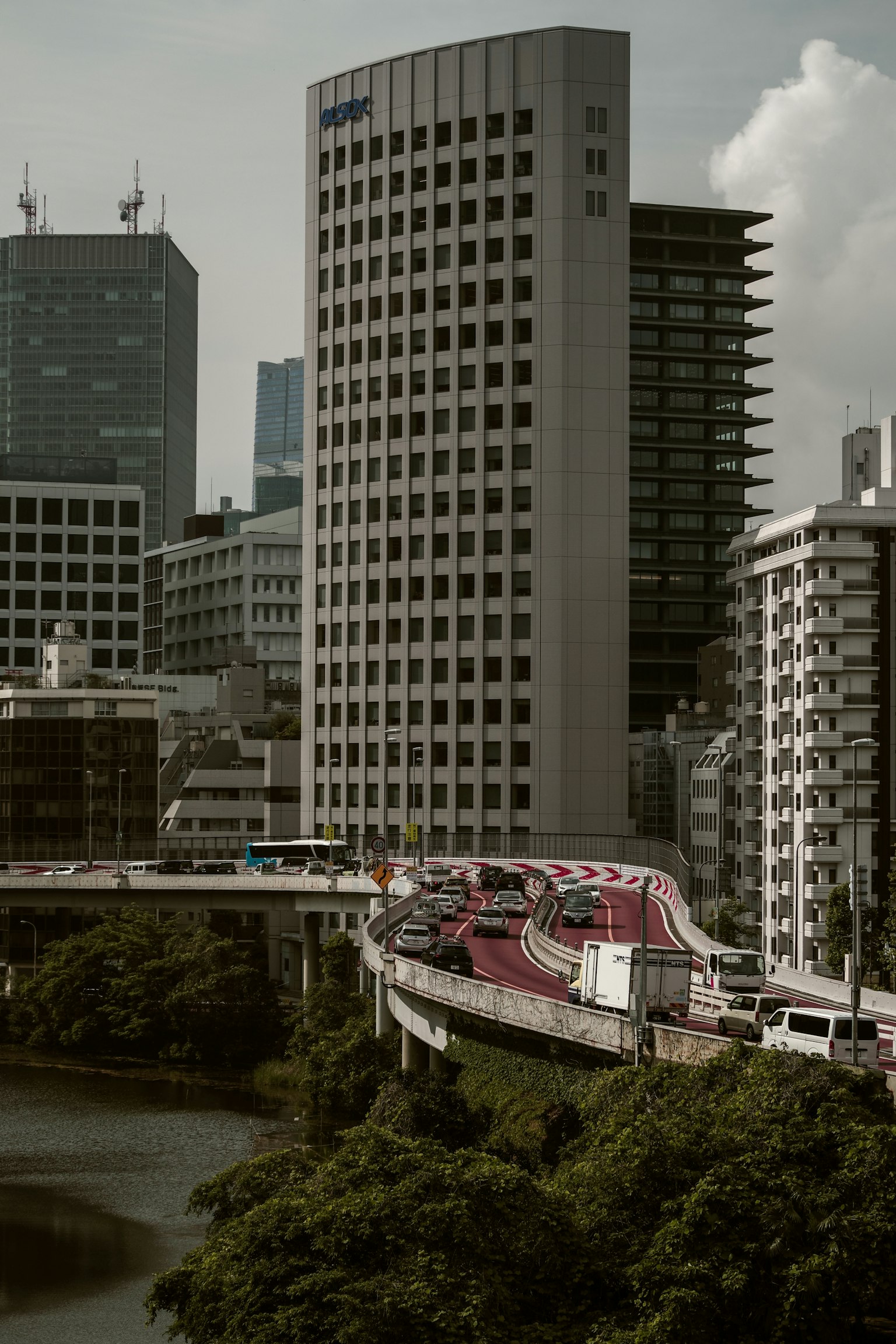 城市景观中高楼大厦和蜿蜒的道路