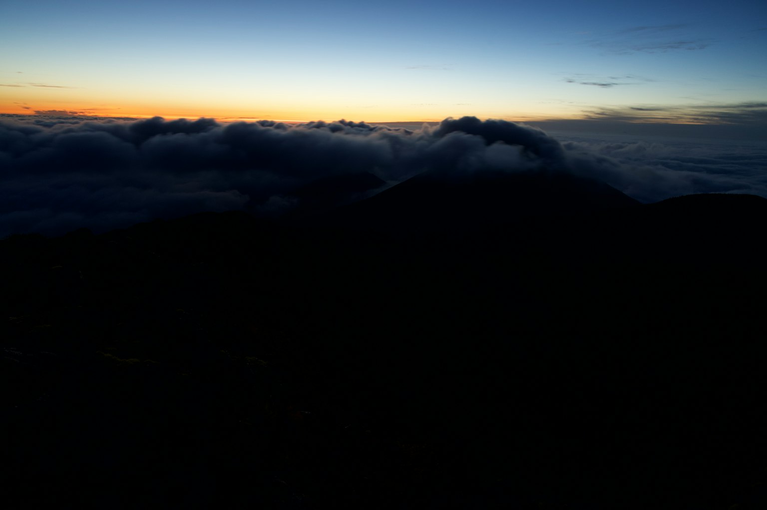 Vista del amanecer desde una montaña nubes con cielo naranja