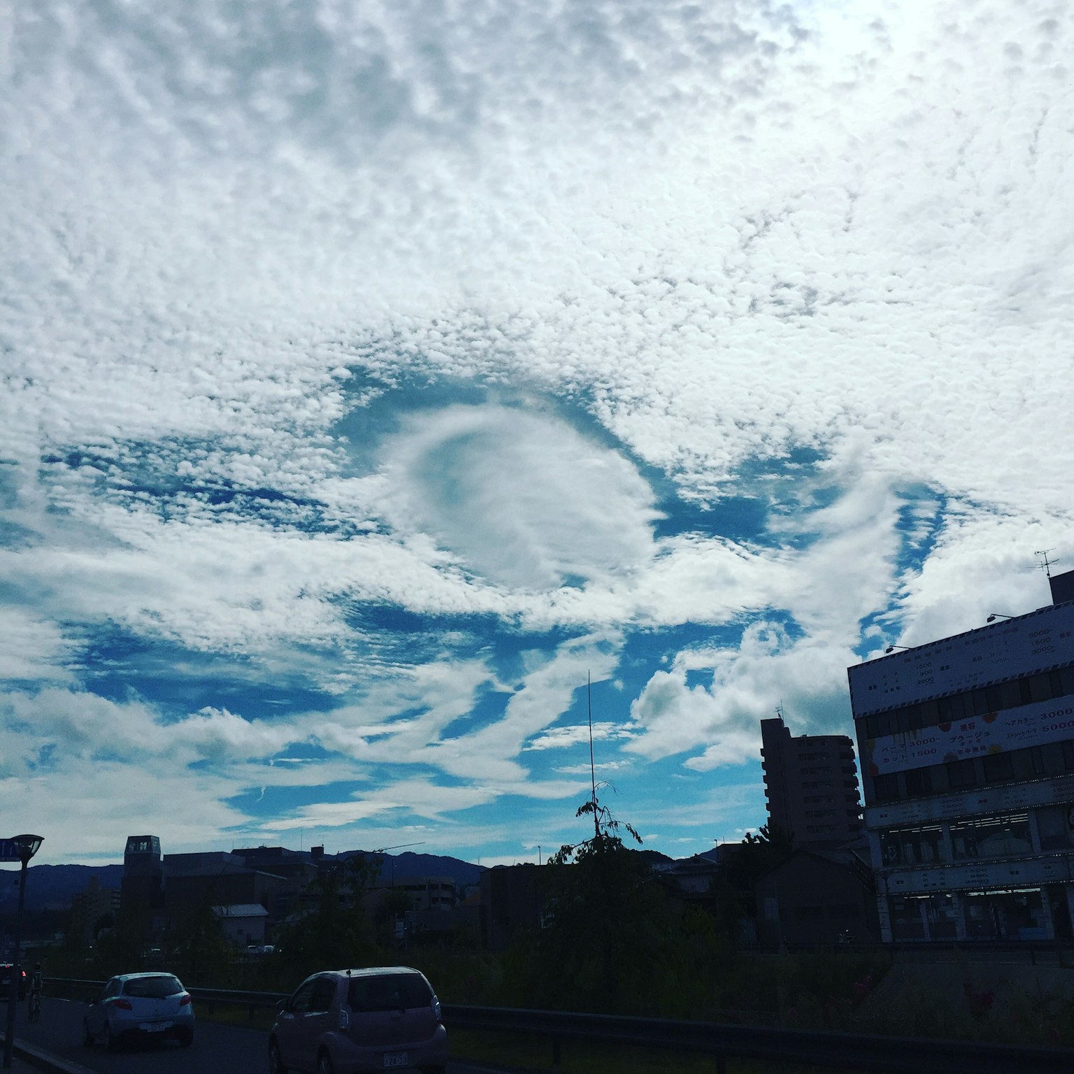 風景照片，展示藍天和獨特的雲朵形狀