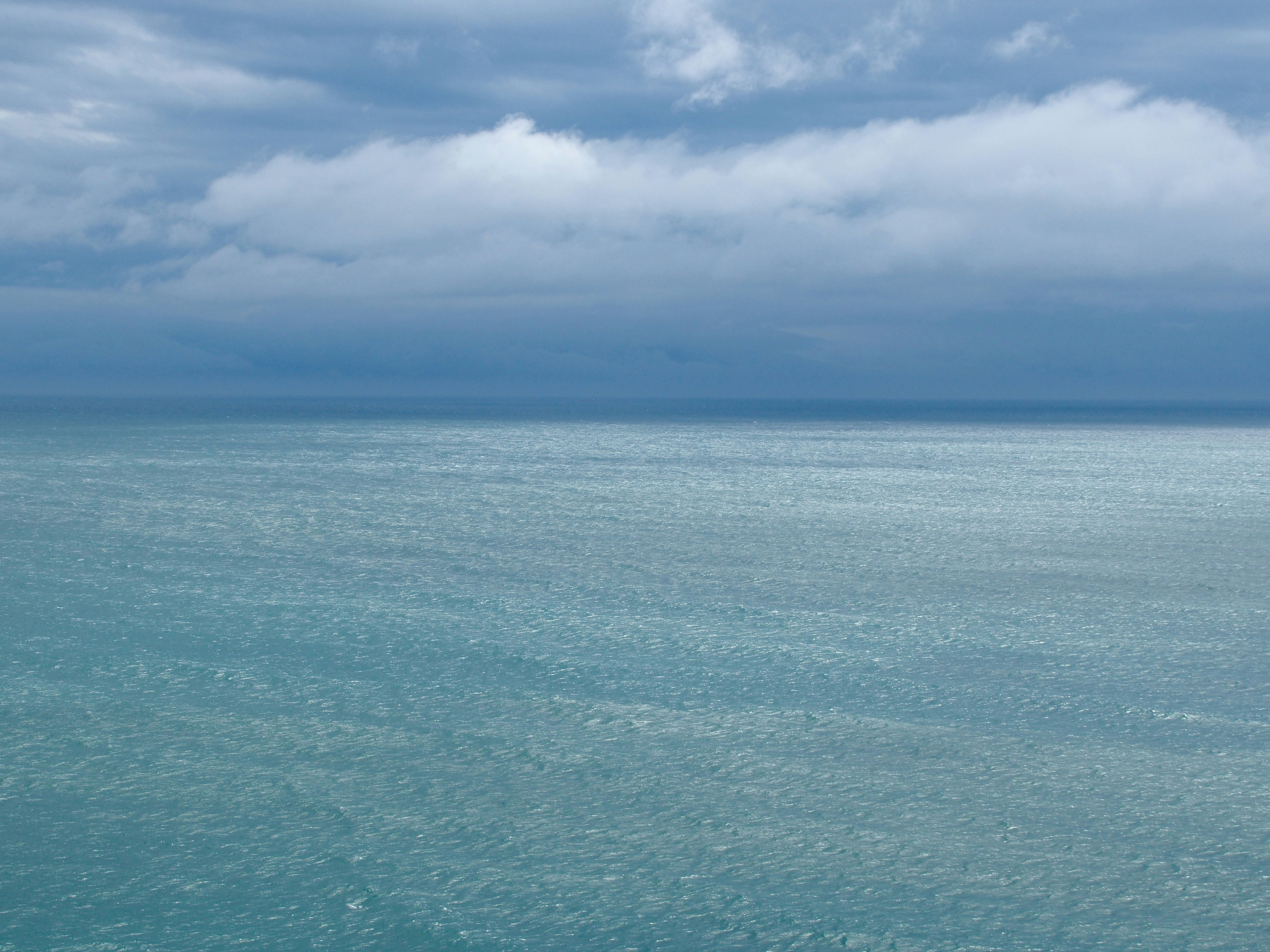 広がる海面と水平線のある青い海の風景