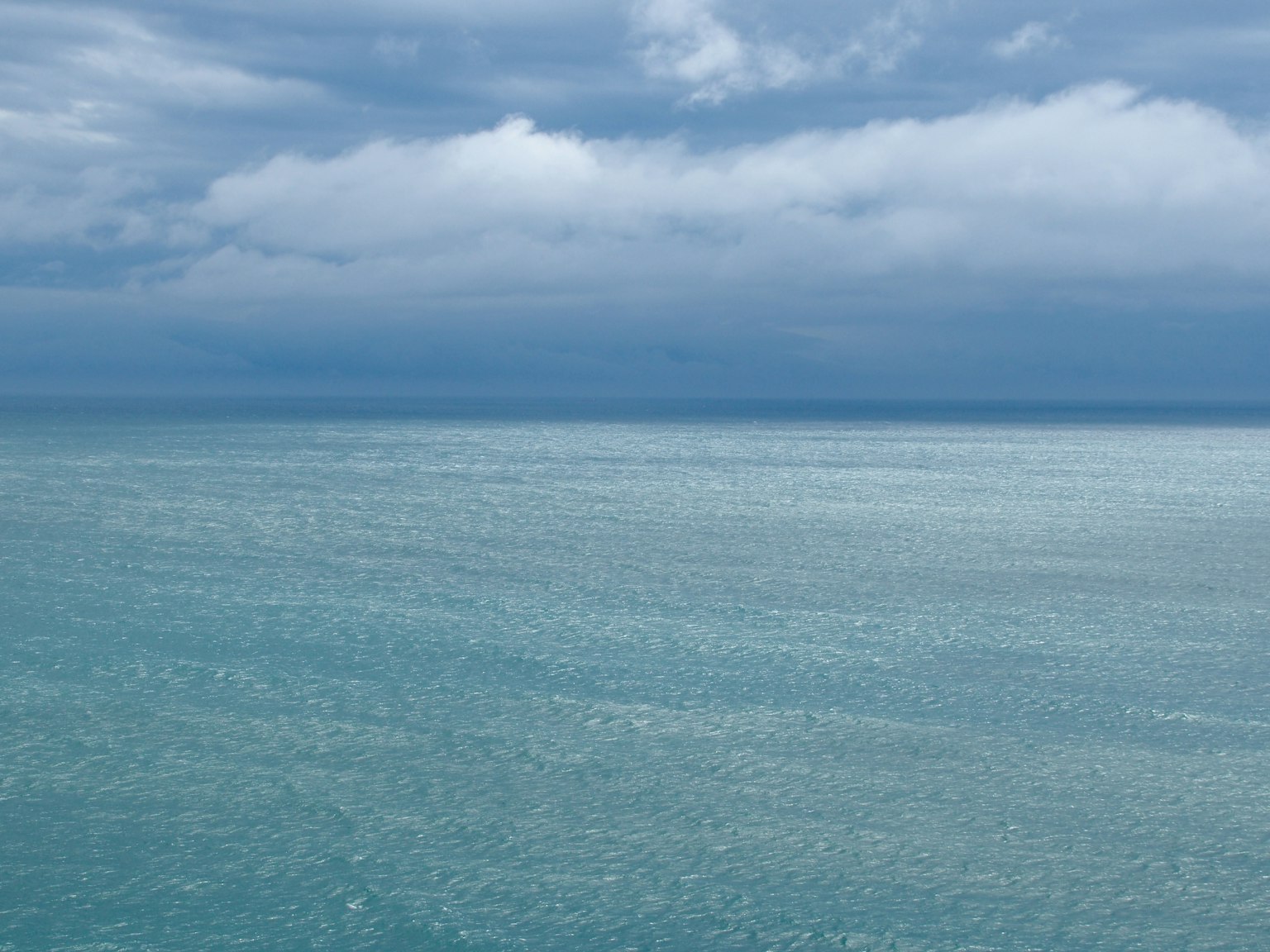 青い海と暗い雲の景色
