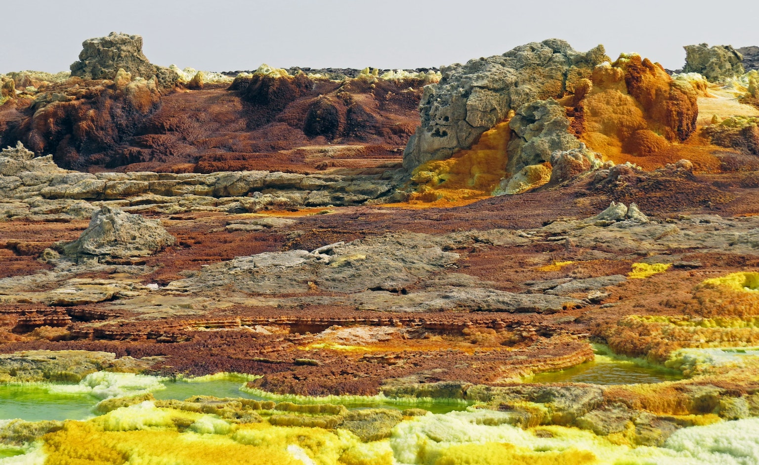 Paisaje rocoso colorido con tonos vibrantes y formaciones únicas