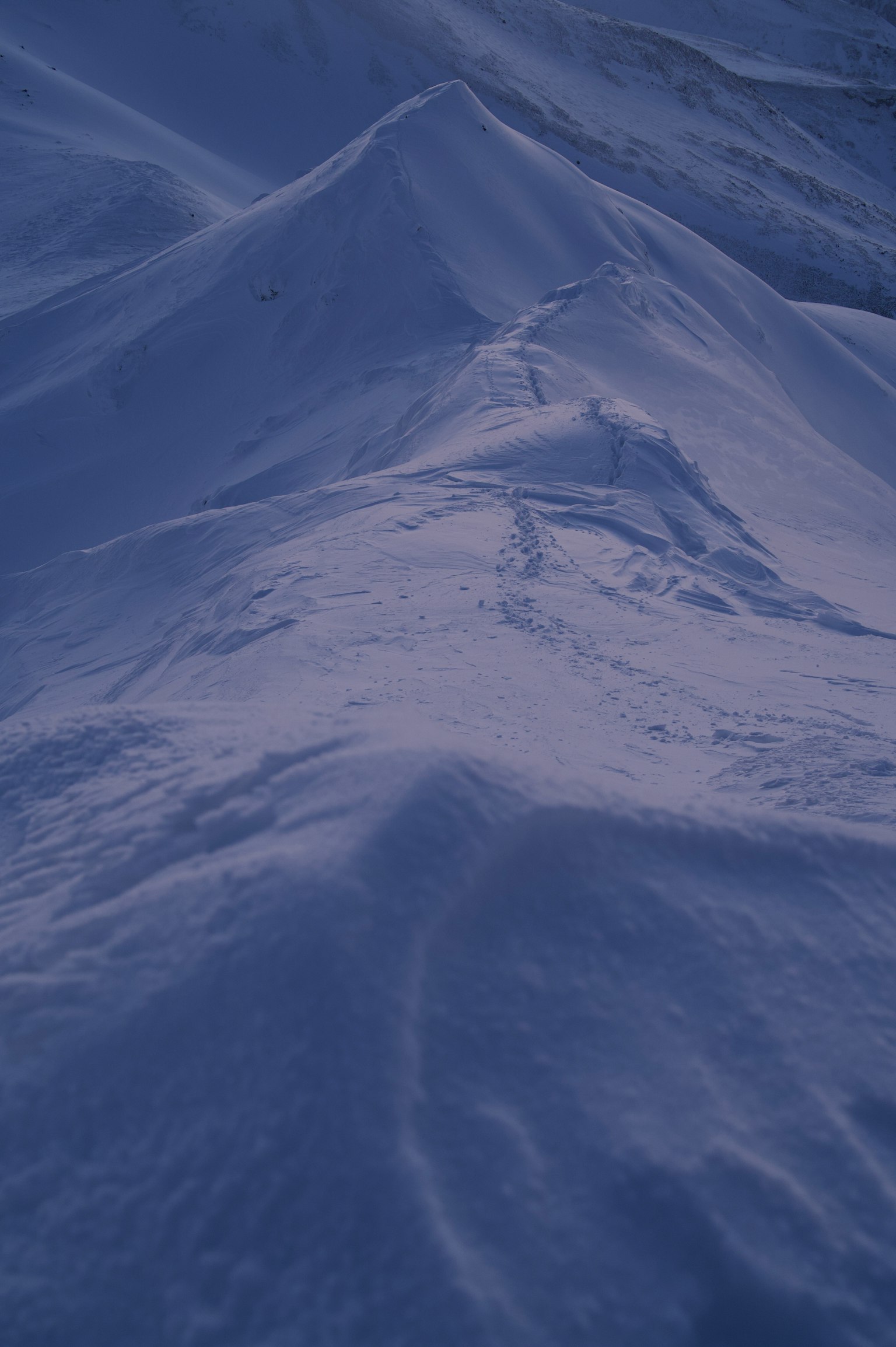 Schöne Landschaft mit verschneiten Bergen und blauen Schatten