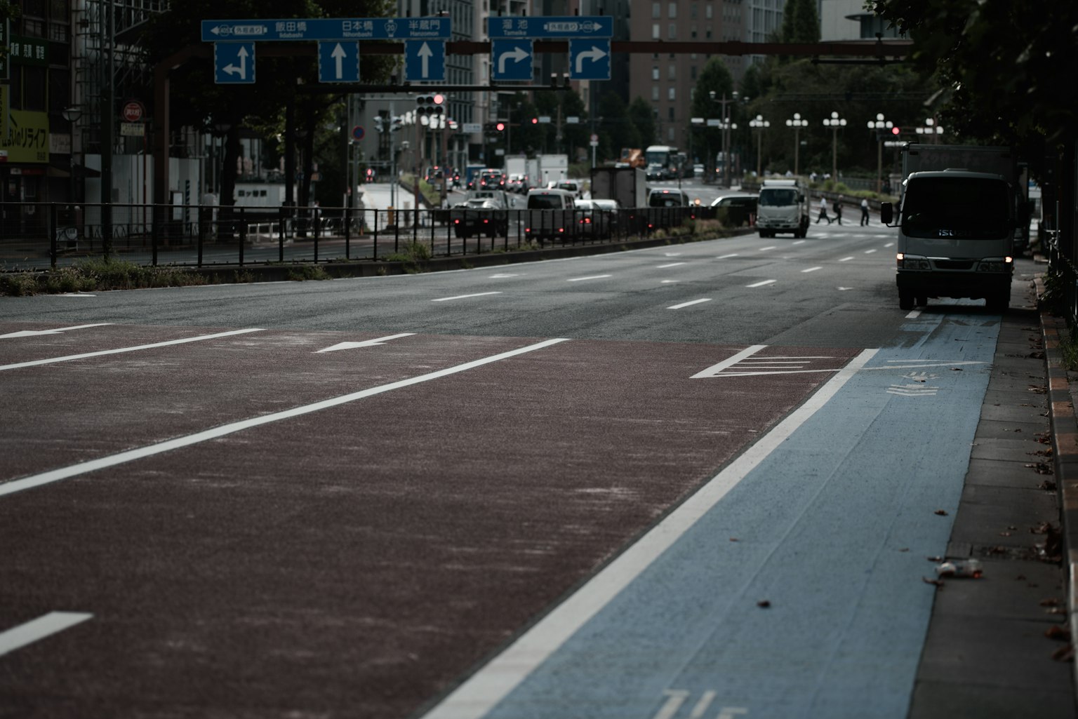 Carretera vacía con carril bici visible en un entorno urbano