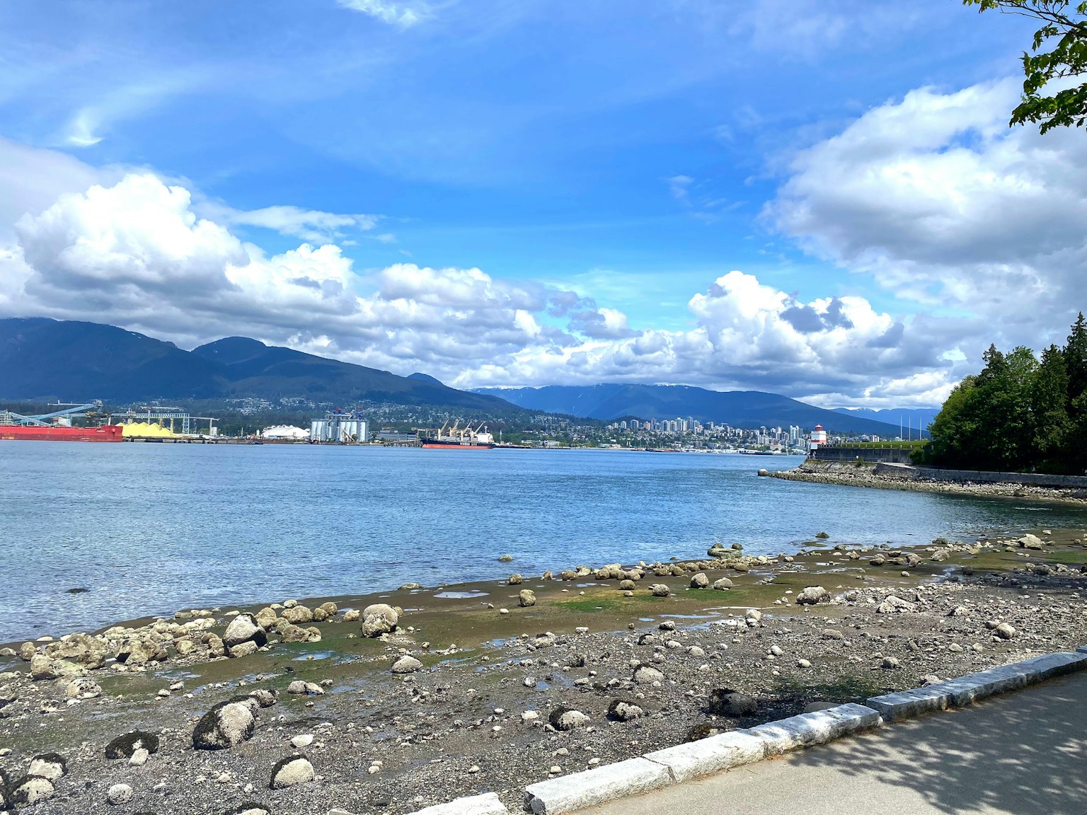 美丽的海岸风景，蓝天和白云，特色是岩石和沙滩