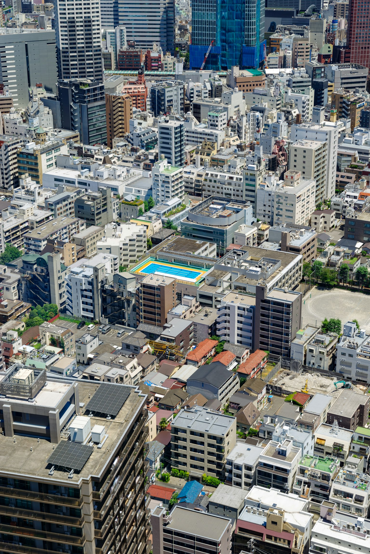 Vista aerea di Tokyo che mostra un mix di edifici residenziali e commerciali