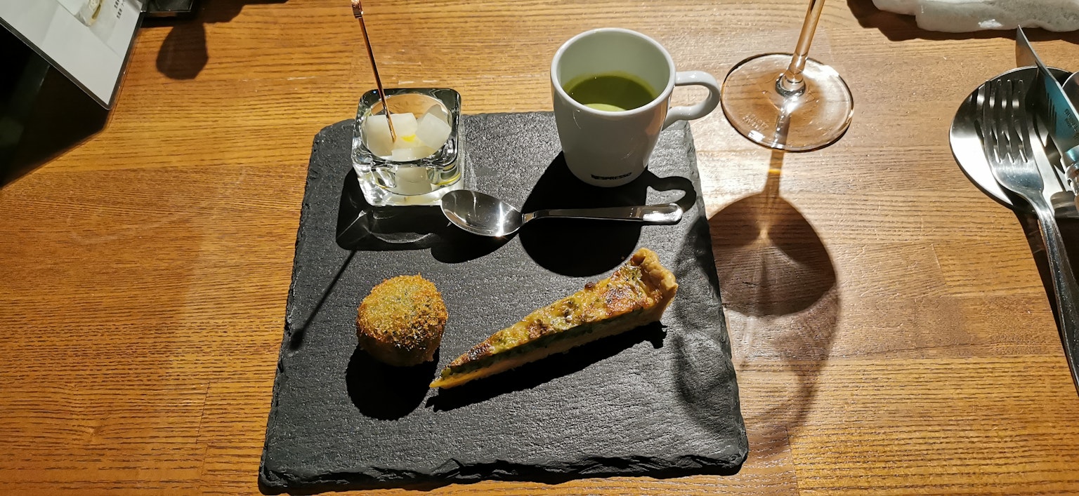 Eleganter Dessertteller mit Süßigkeiten und Getränken