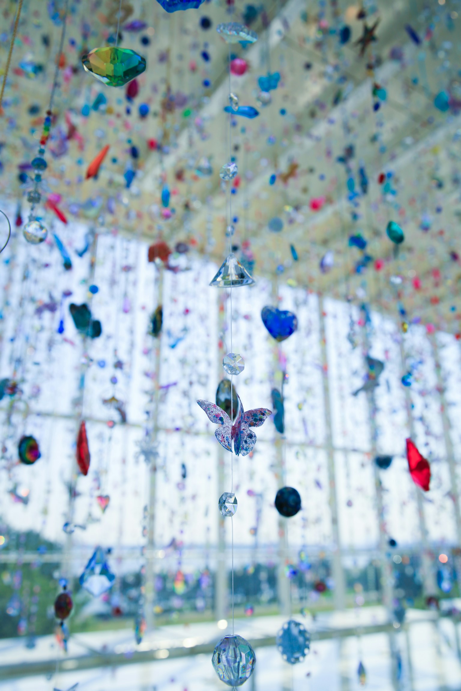 Photo d'intérieur avec des objets transparents colorés suspendus au plafond