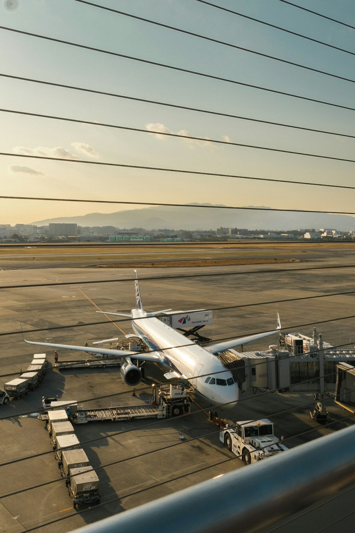 夕暮れの空港で駐機する飛行機