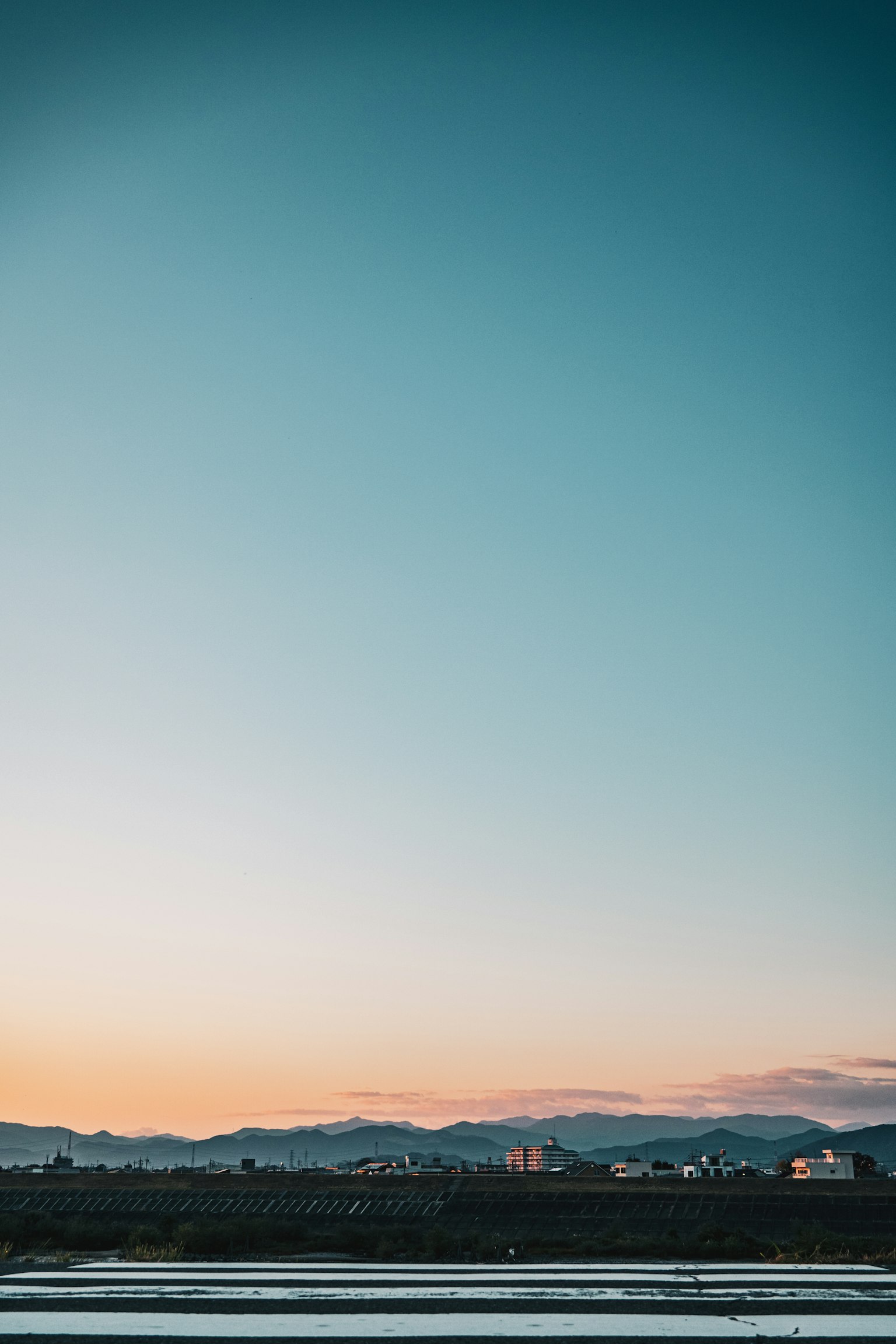 Un paesaggio sereno con cielo blu e tramonto arancione