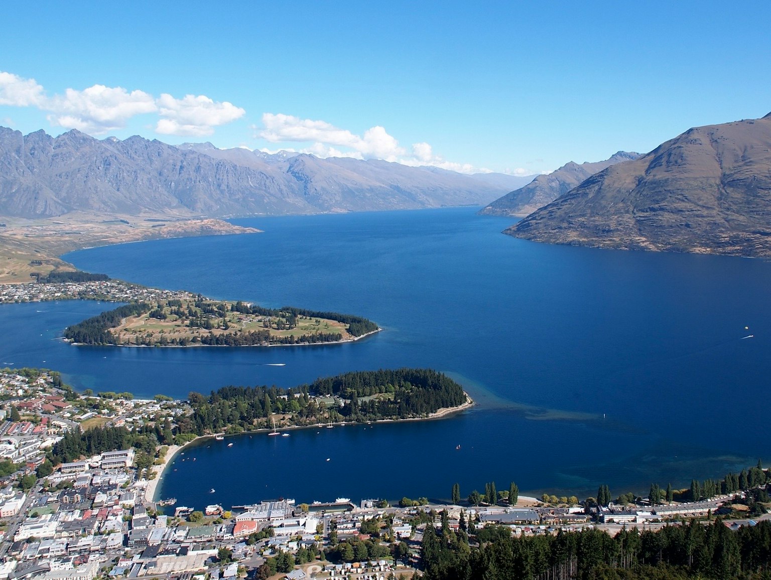 Pemandangan menakjubkan Danau Wakatipu dan pegunungan sekitar di Queenstown