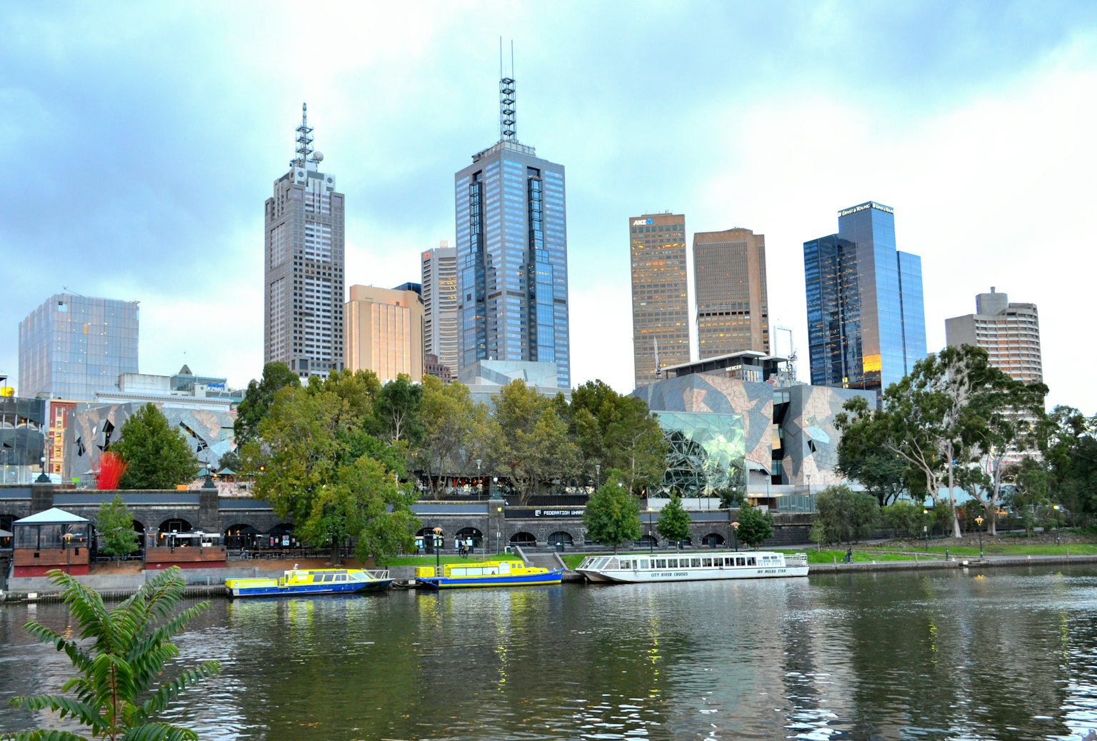 Vue de la ligne d'horizon de Melbourne avec la rivière Yarra