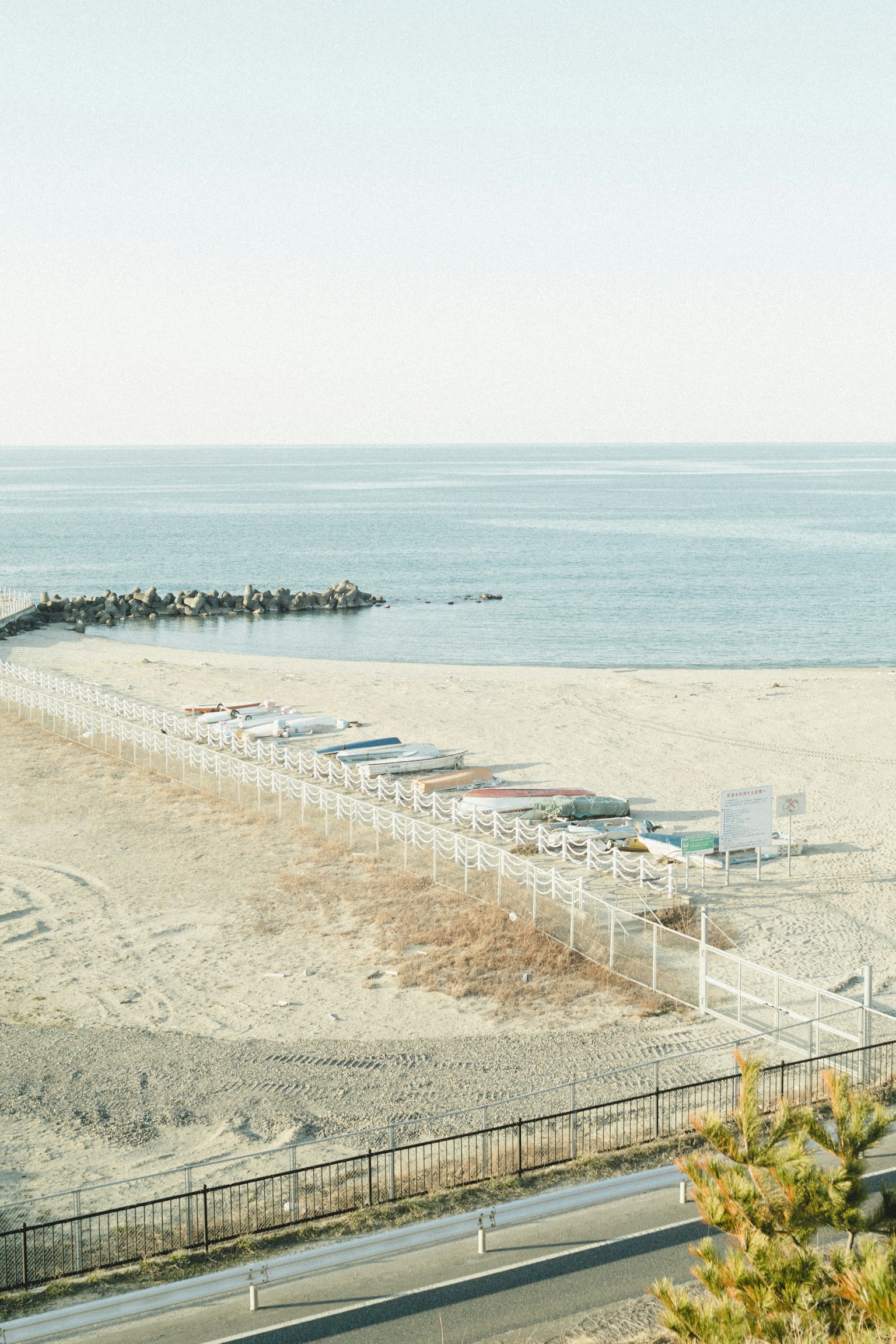 Une vue pittoresque de la plage avec une route à côté