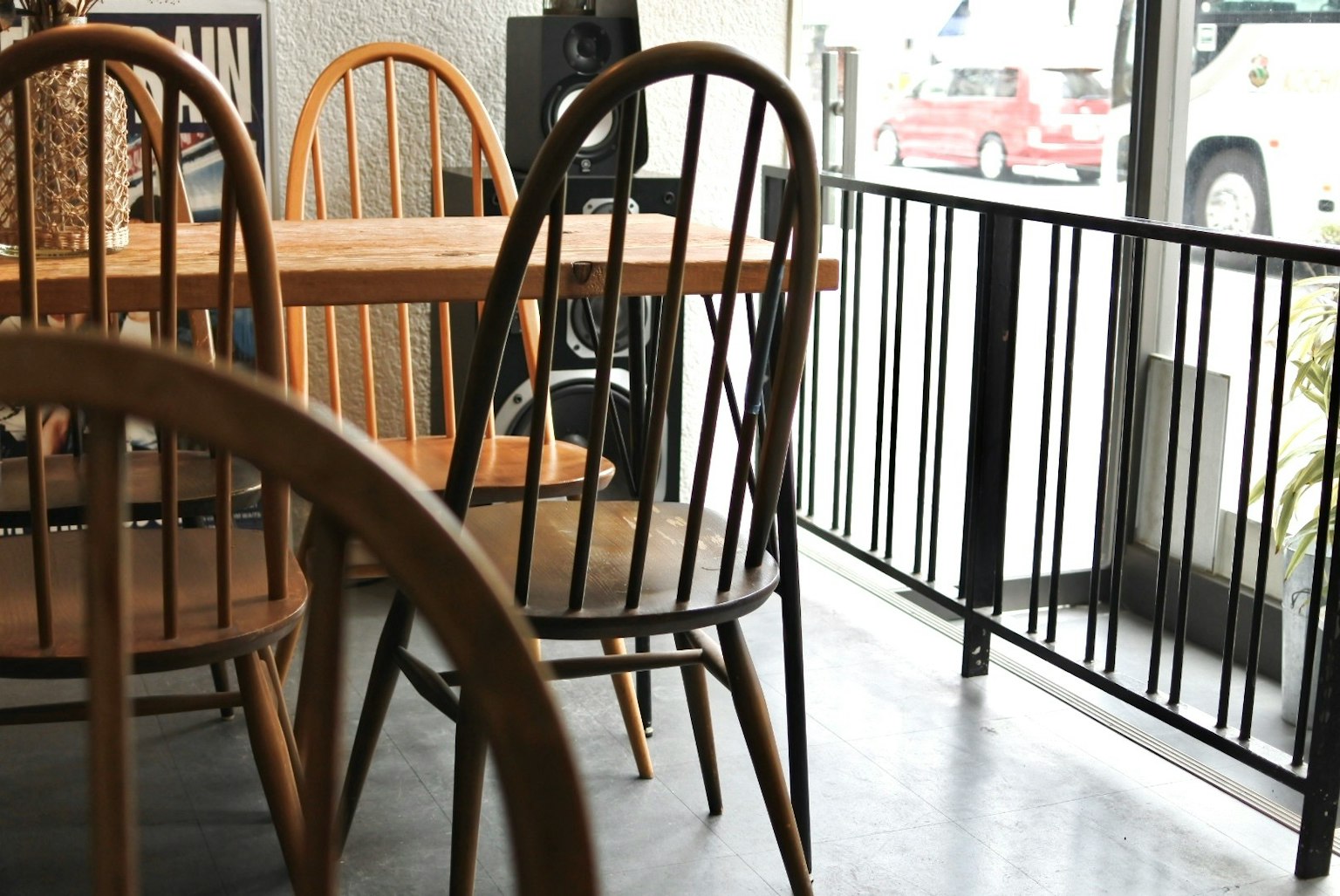 Vue intérieure d'un café avec des chaises en bois et une table