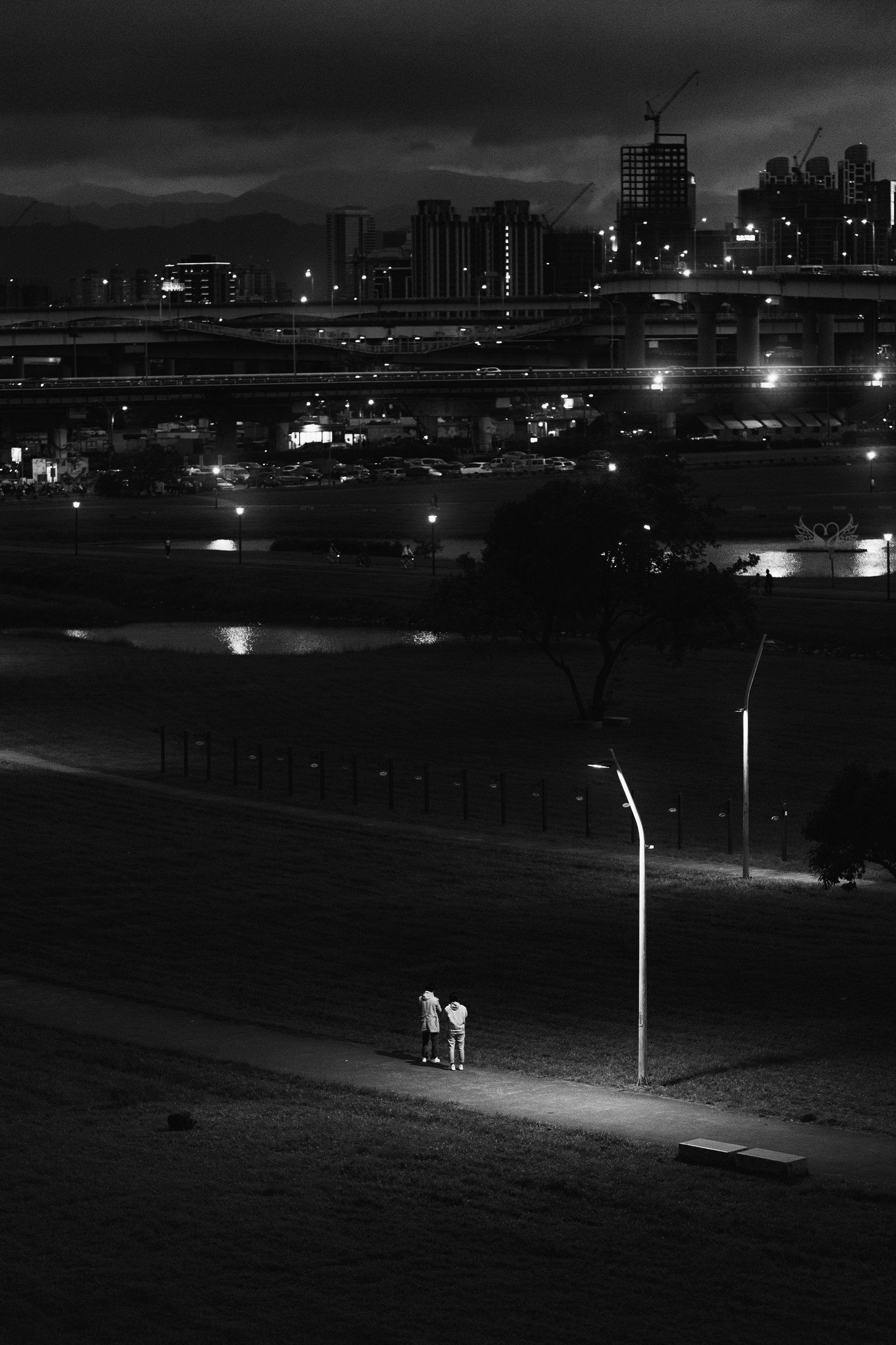 夜の川沿いに広がる都市の夜景と高層ビル群