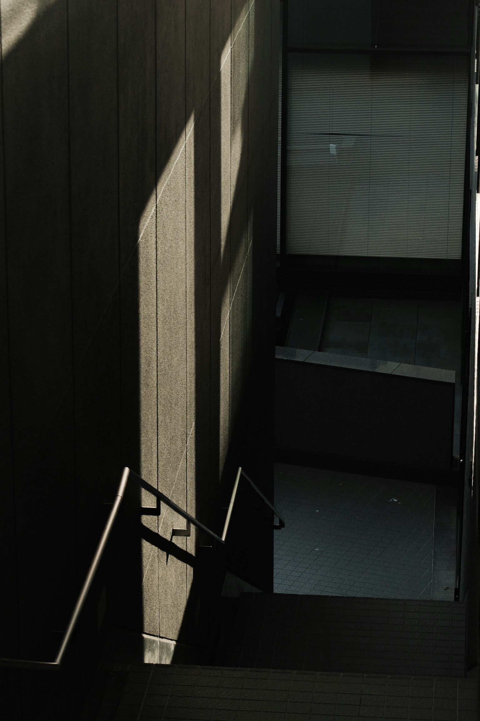 Modernes Raum mit Schatten auf einer Treppe