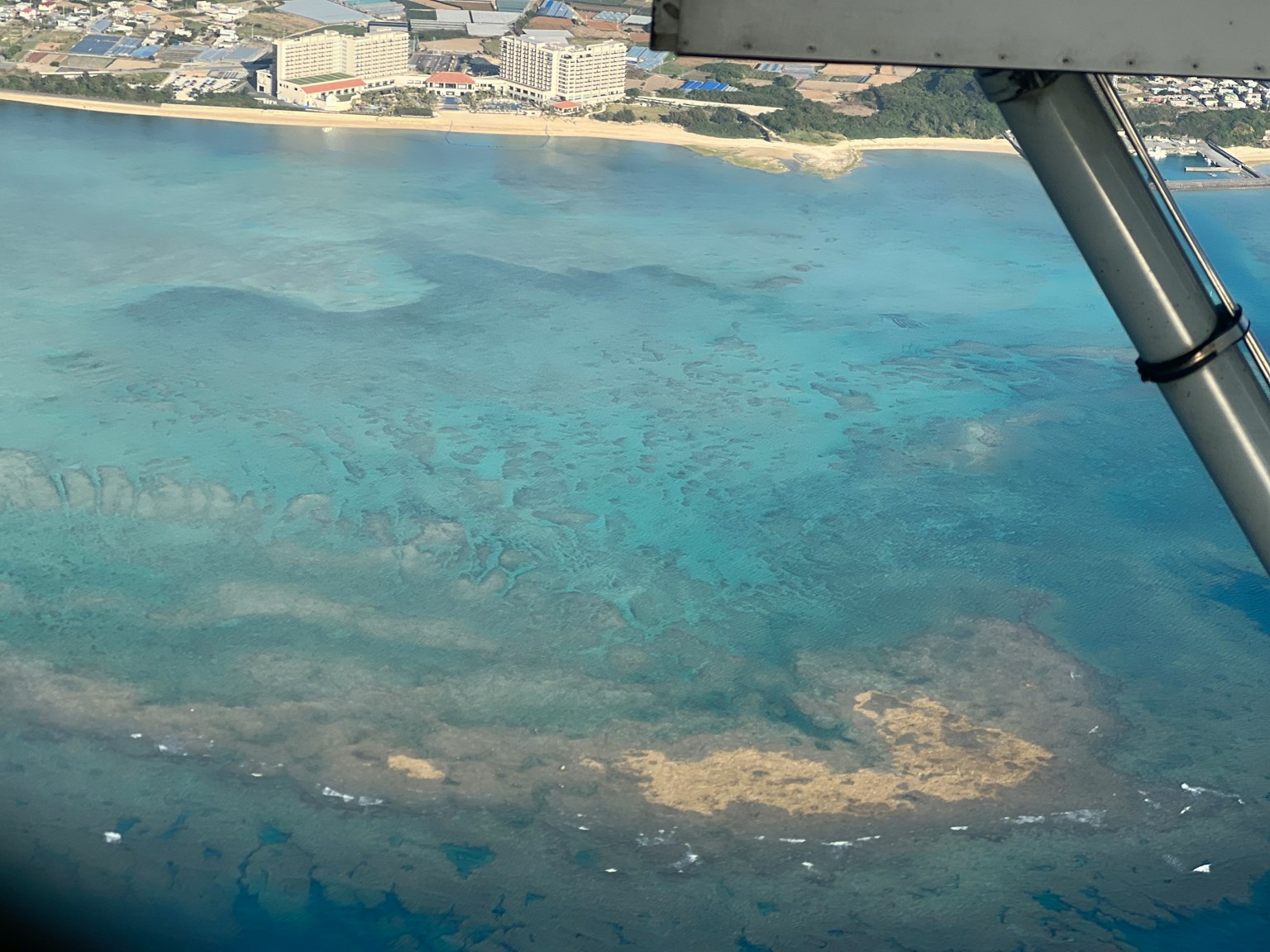 Vista aérea del océano azul con patrones de arrecifes de coral