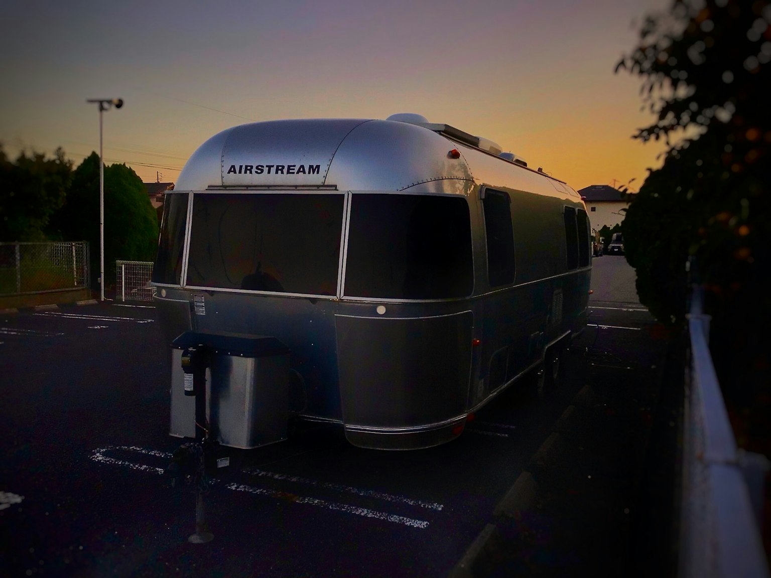 黄昏中停放的Airstream拖车