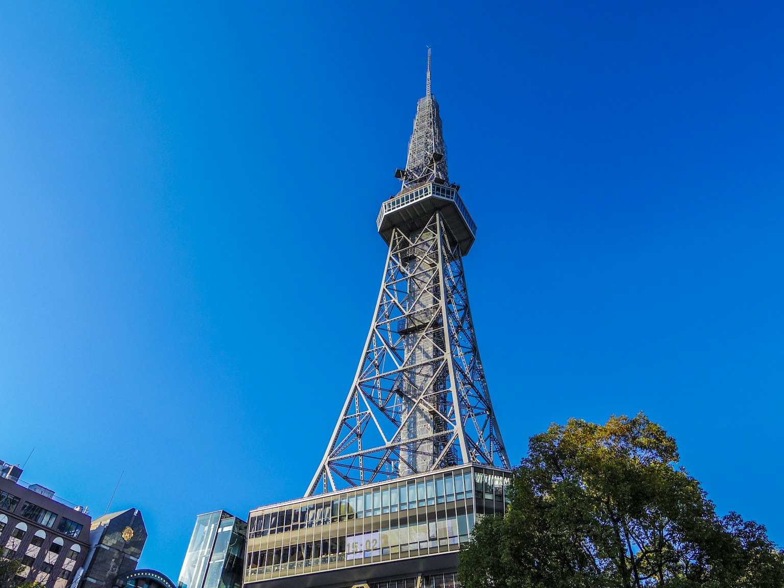 Torre della TV di Nagoya con alta struttura contro il cielo blu
