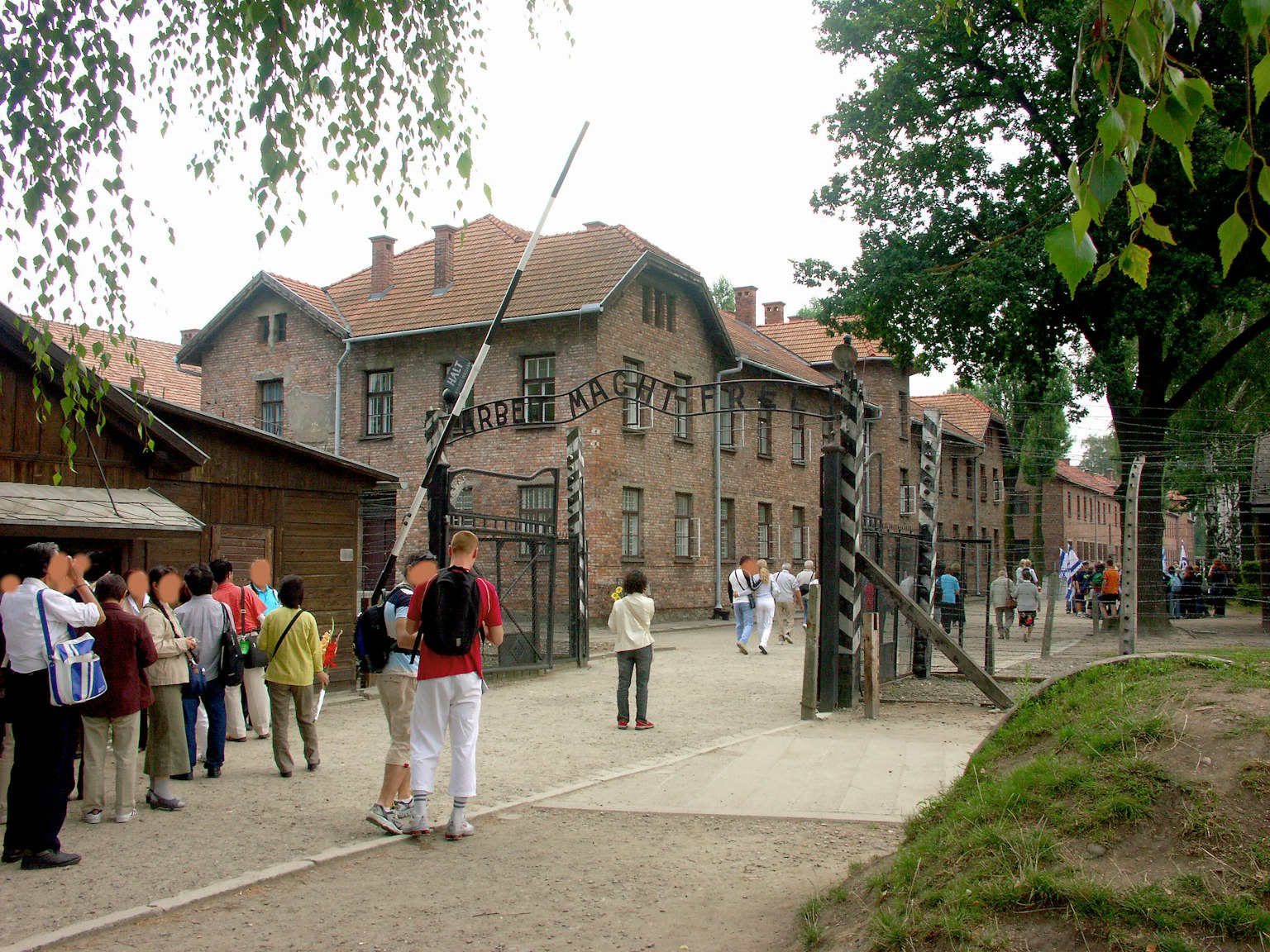 Các tòa nhà lịch sử của Auschwitz với khách tham quan