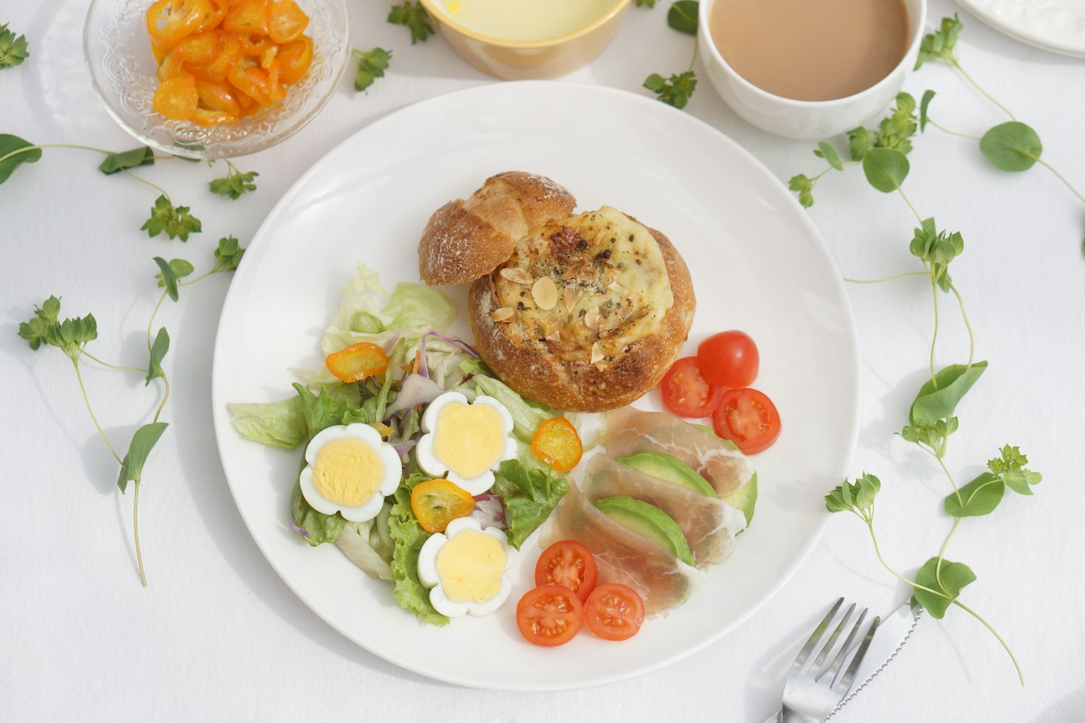 Piatto da colazione colorato con insalata, pomodori, uova e pane