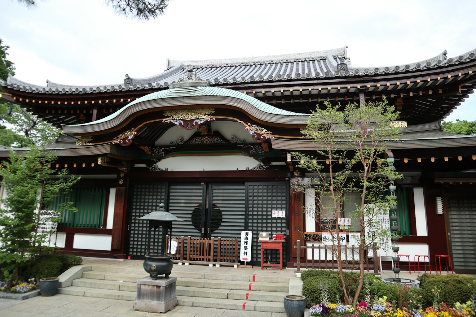 傳統日本寺廟外觀 特色鮮明的屋頂和木質結構