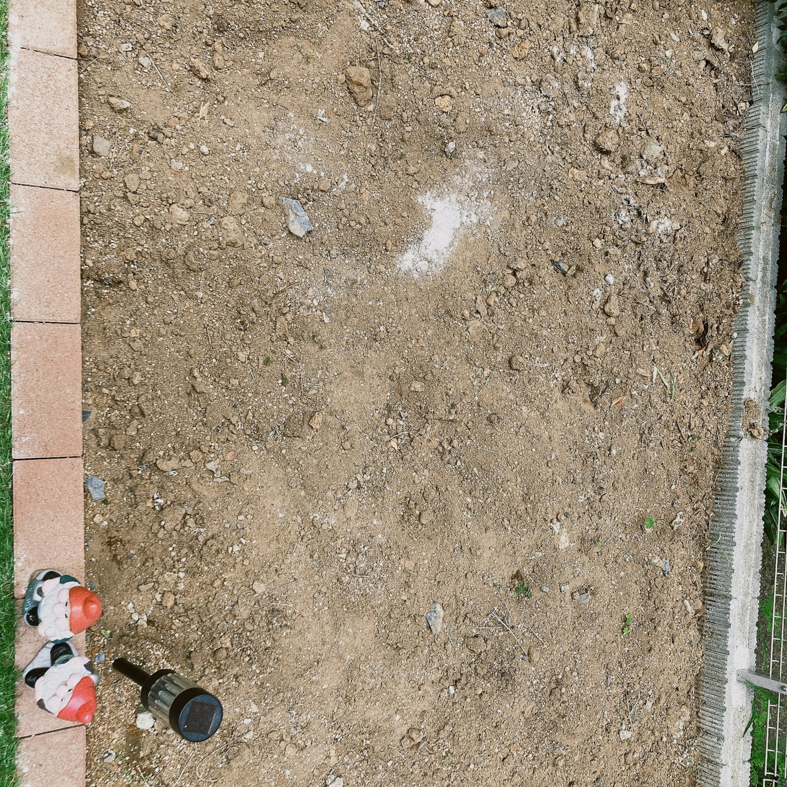 Area tanah kosong dengan dekorasi bola sepak dan lampu taman