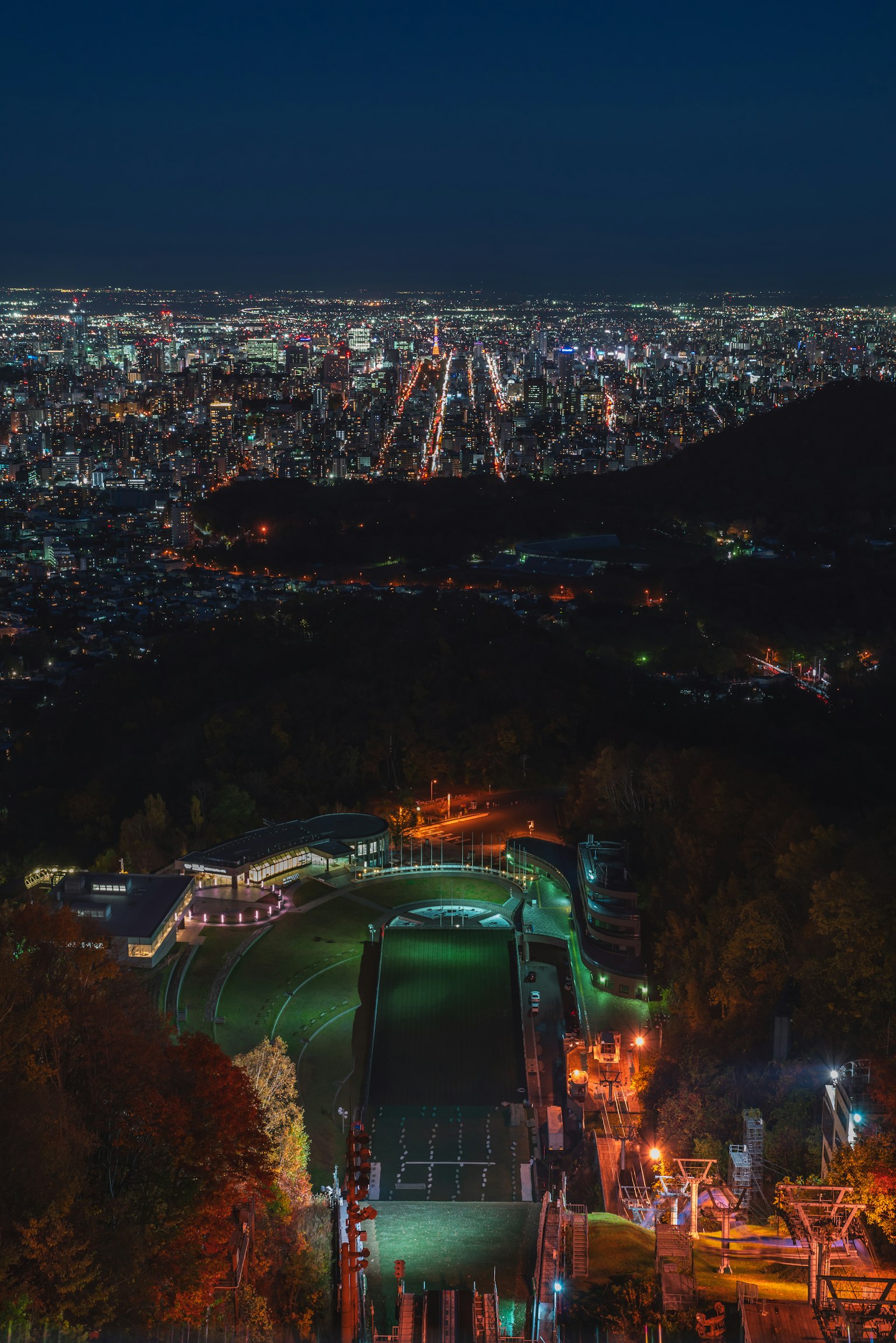 美丽的城市景观，夜景和山脉风光
