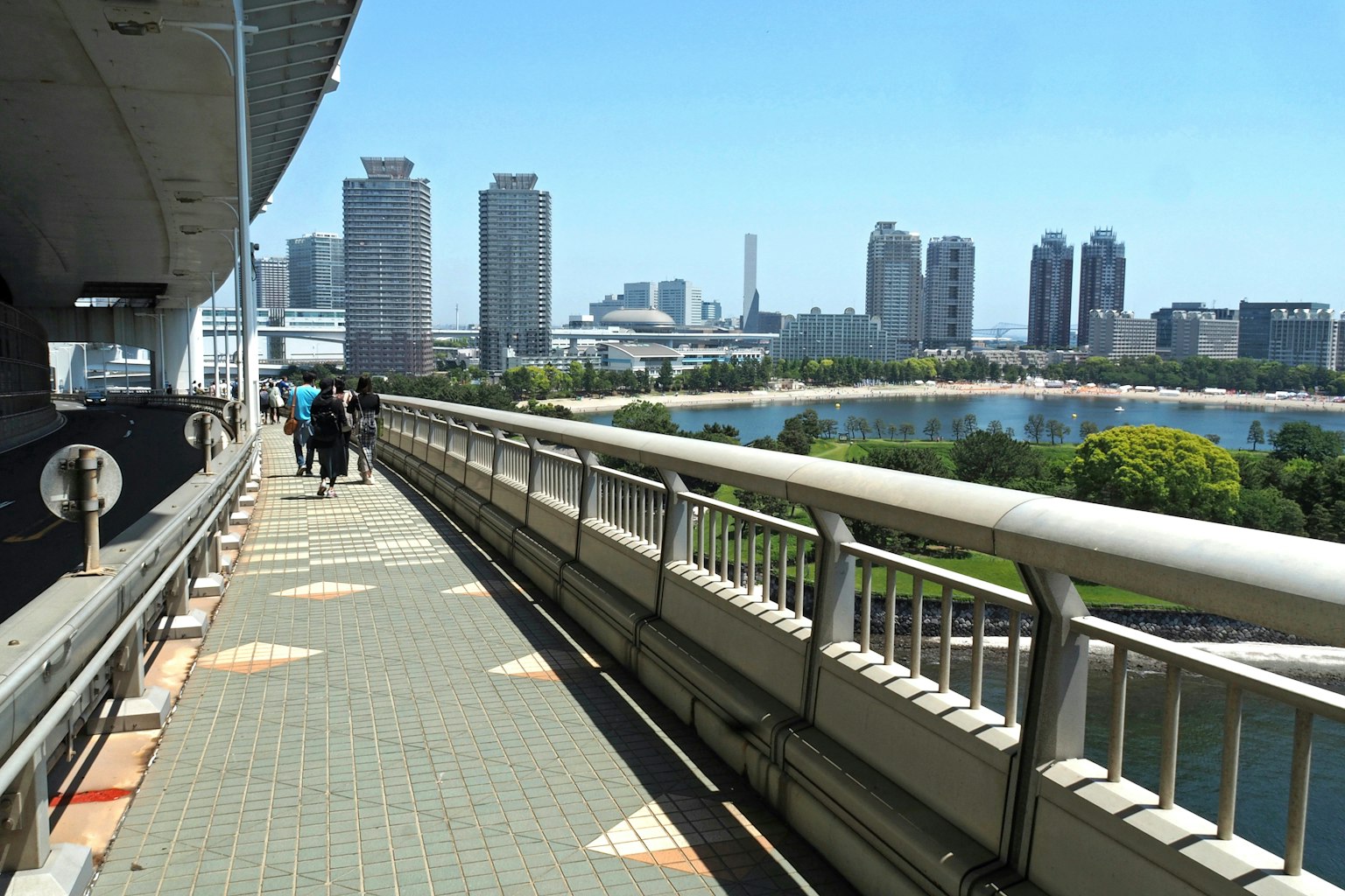 Passerella elevata urbana con vista sui grattacieli e sul fiume