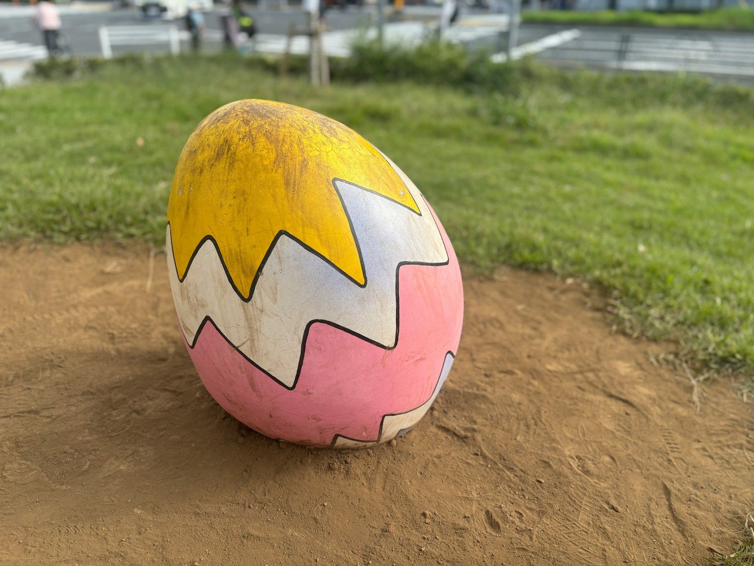 지면에 놓인 지그재그 패턴의 큰 다채로운 알