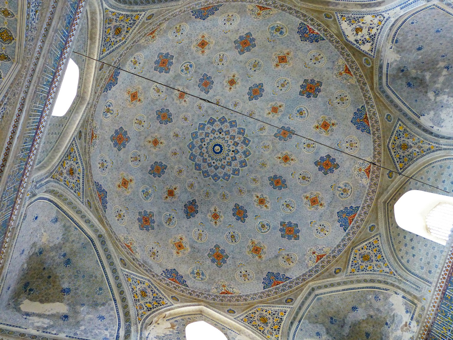 Dôme intérieur décoré avec des motifs détaillés et des couleurs