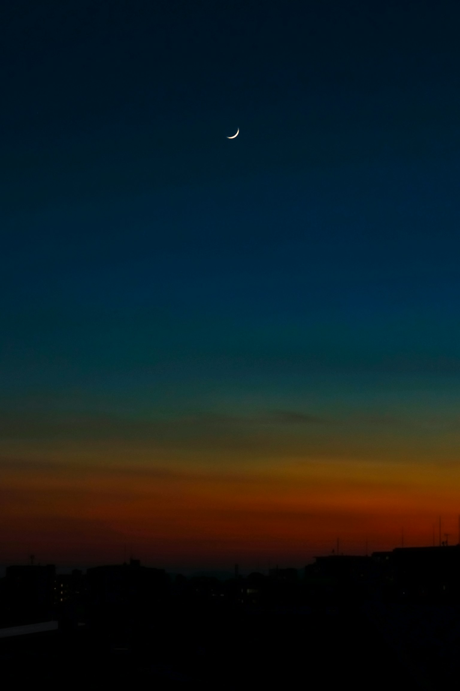 황혼 하늘에 떠 있는 초승달과 생생한 색상 그라데이션