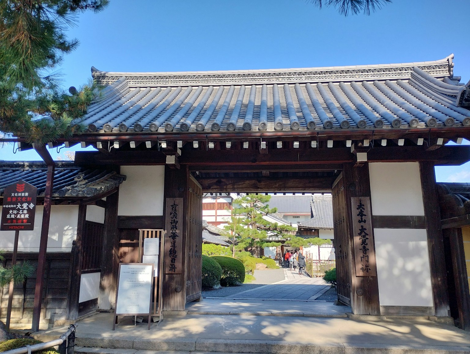 傳統日本寺廟大門，木結構和瓦屋頂
