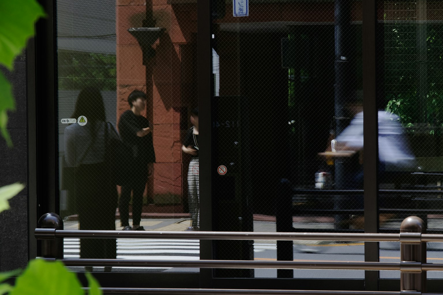 城市景觀與玻璃反射顯示的人和綠植