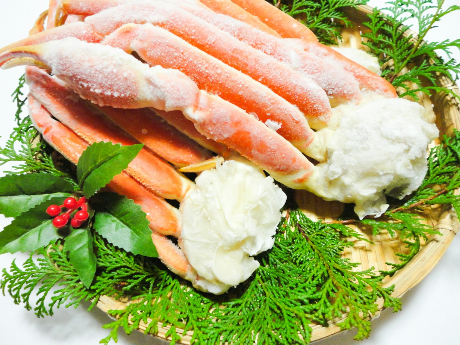 Pattes de crabe congelées disposées avec une sauce crémeuse sur une assiette en bois
