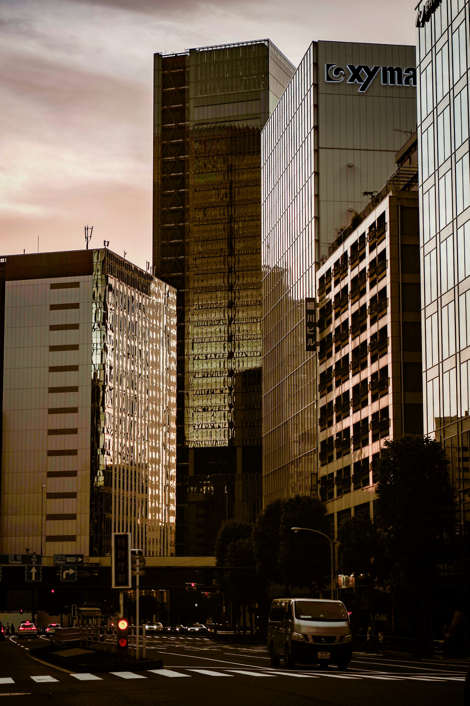 城市风景，高楼大厦反射夕阳的色彩