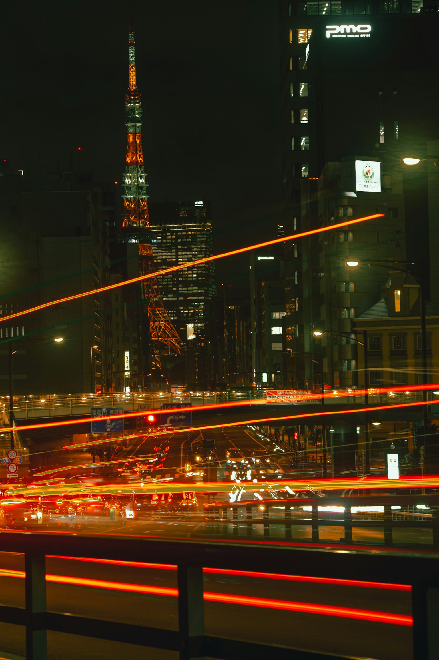 夜景城市風光，東京塔與汽車燈光的軌跡