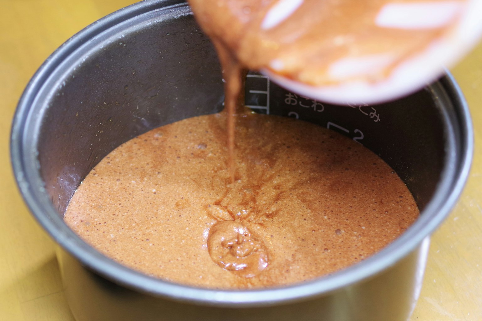 Pâte brune versée dans une casserole