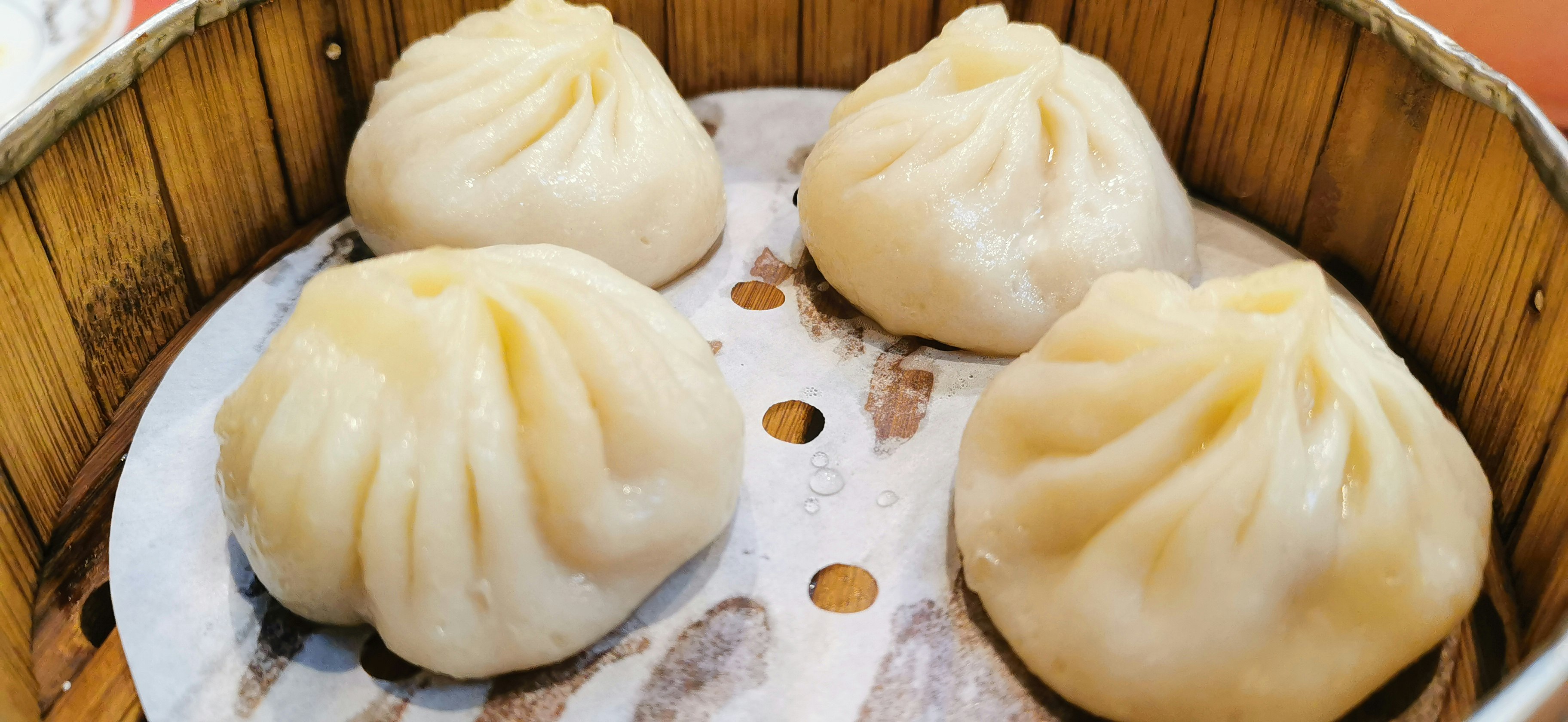 白色面团的蒸饺/包子