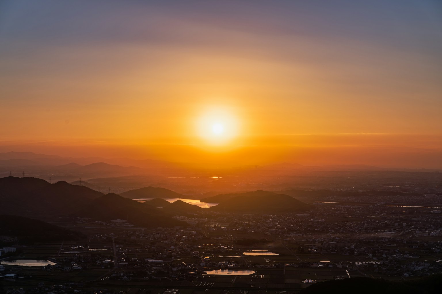 Sunset yang indah di atas gunung dan lembah