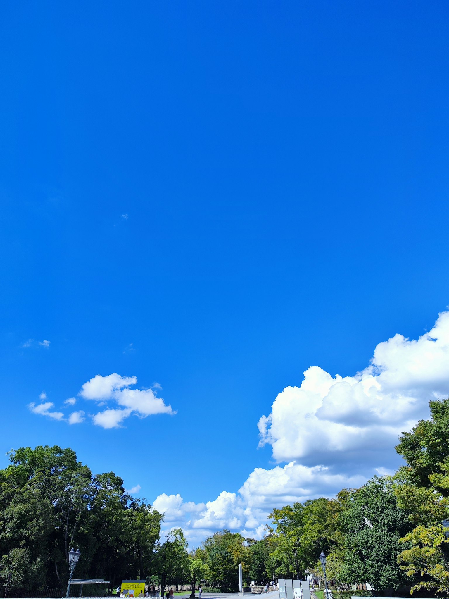 Cielo blu brillante con nuvole bianche soffici
