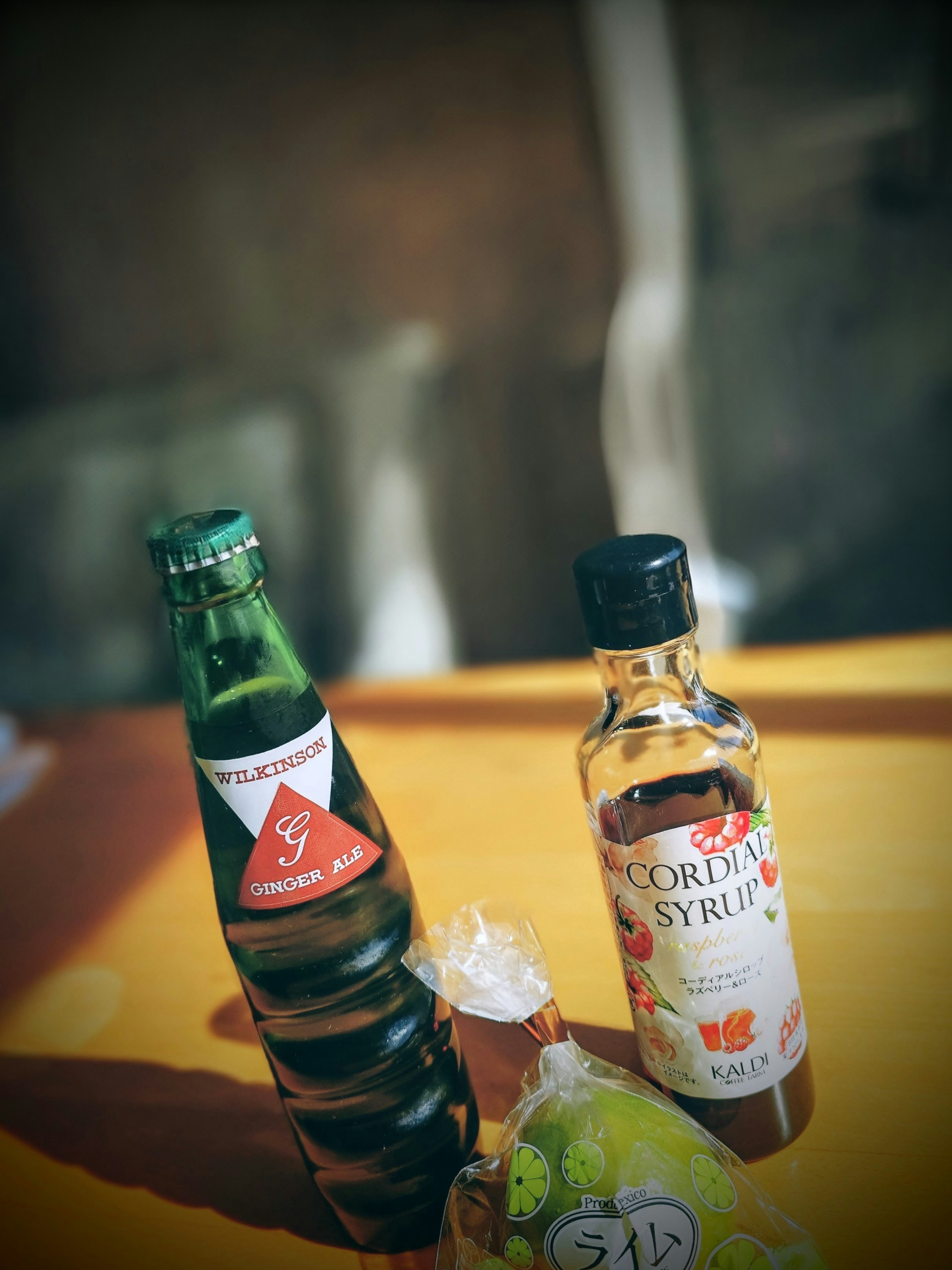 カクテル作りの材料が並ぶテーブル上のボトルとグラス