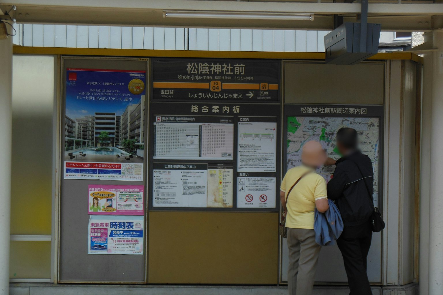 Tabellone informativo della stazione con passeggeri che controllano la mappa