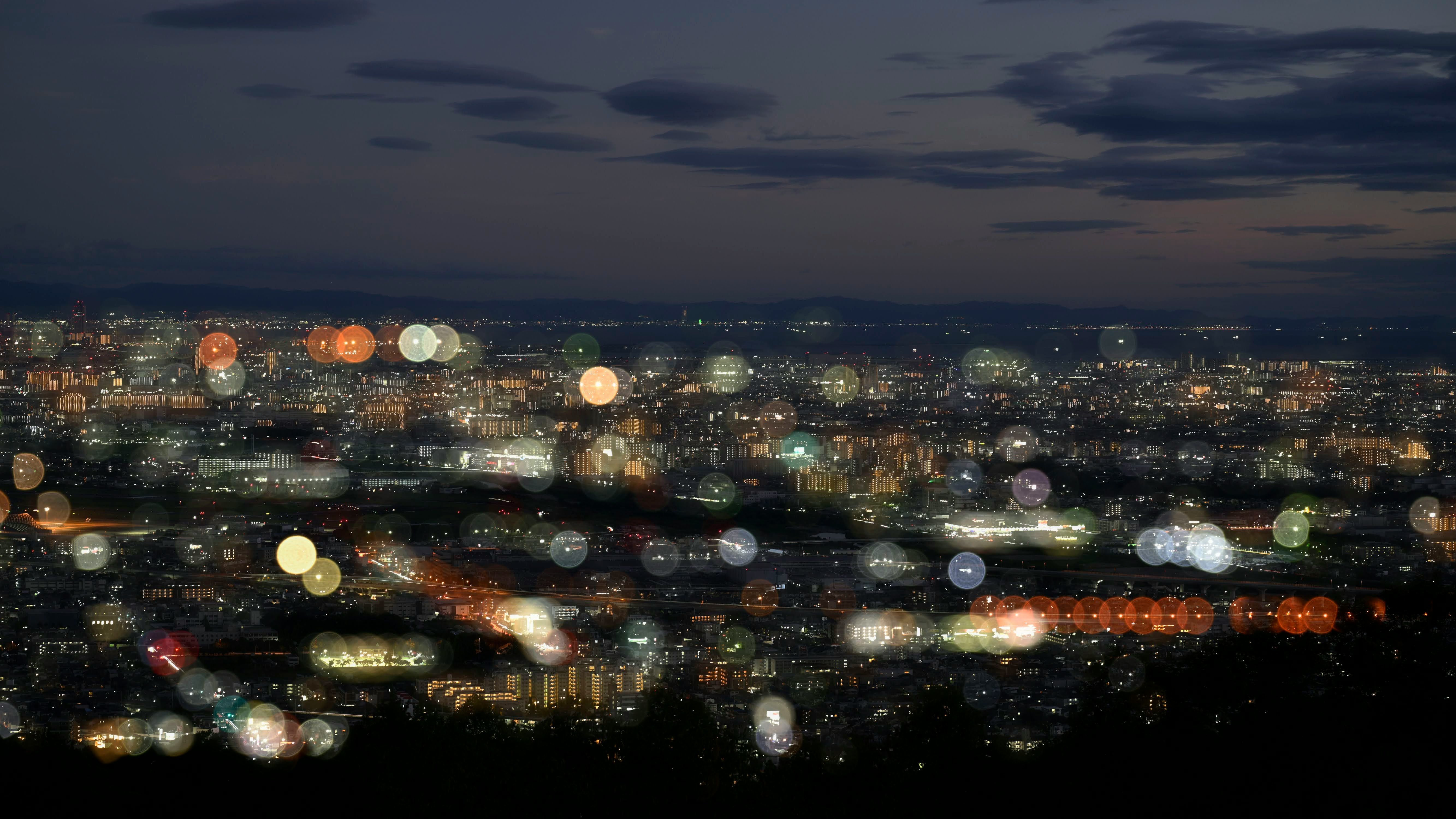 vista dall’alto su un panorama urbano notturno
