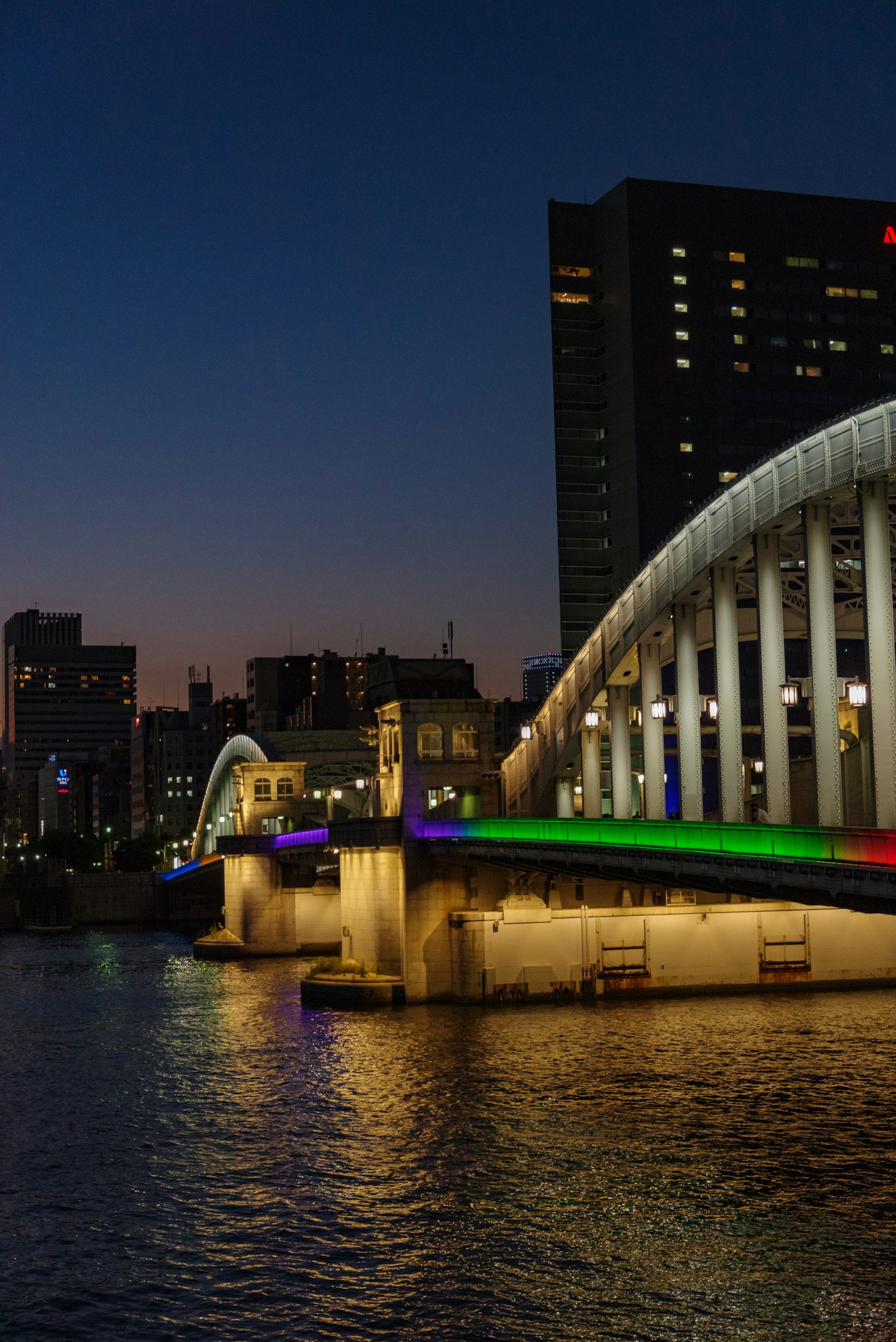 夜晚城市景觀中一座美麗的橋橫跨河流