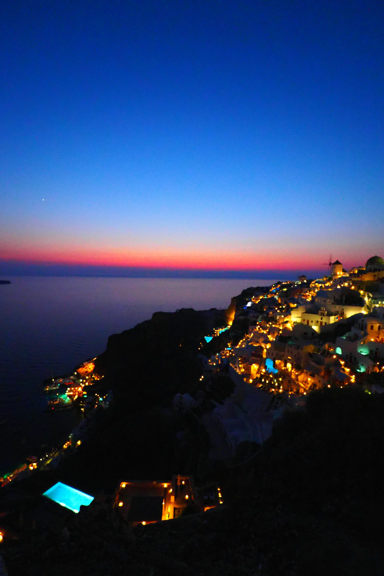 Magnifique skyline côtier au crépuscule avec des lumières de ville brillantes