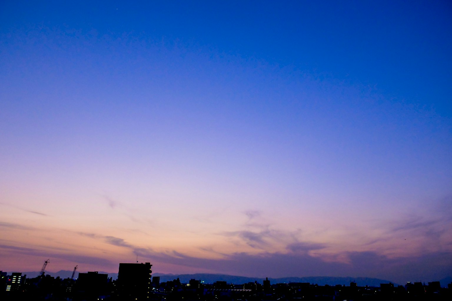 美丽的日落天空与建筑物轮廓