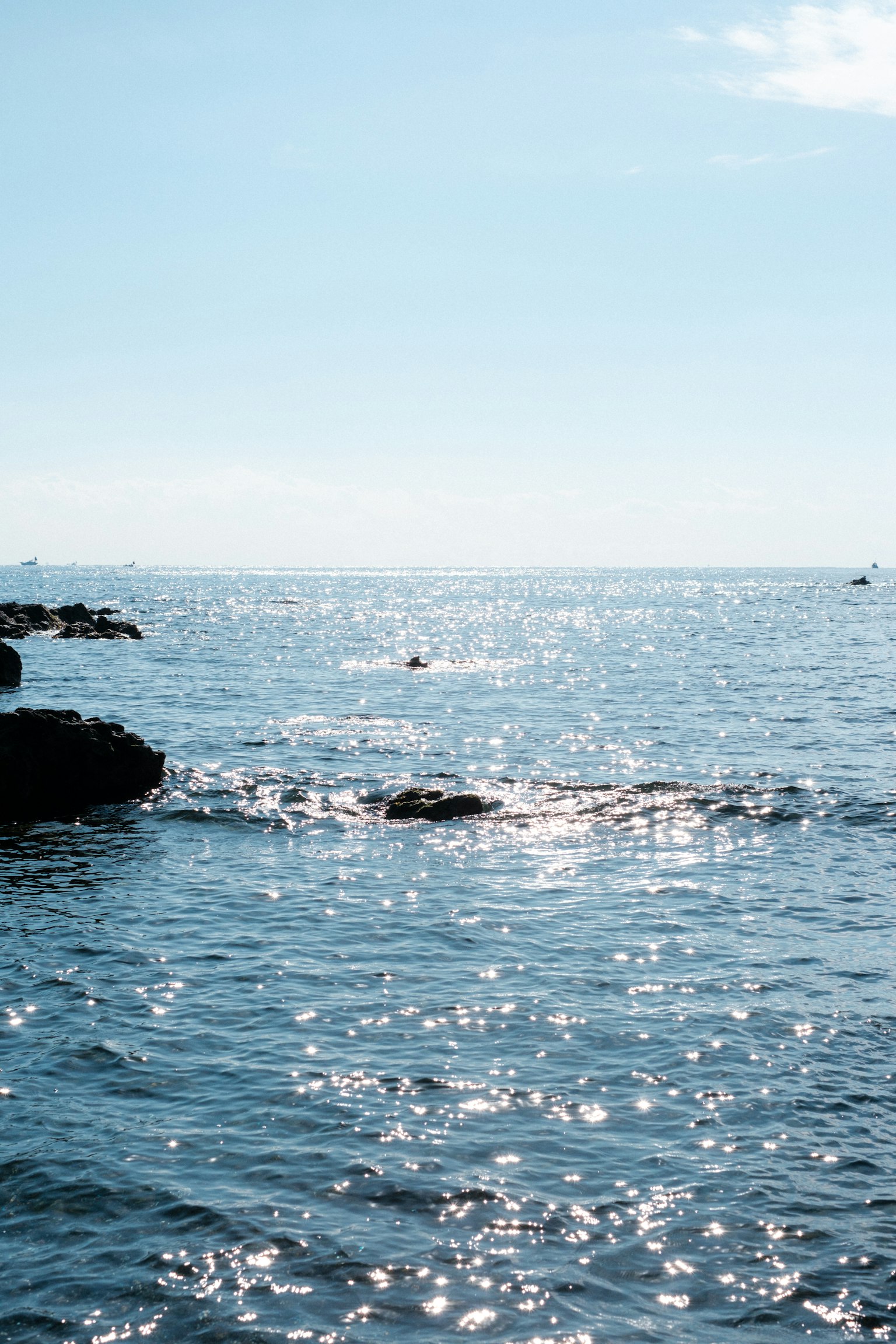 Ruhiges Meer mit blauer Wasseroberfläche, die Sonnenlicht reflektiert