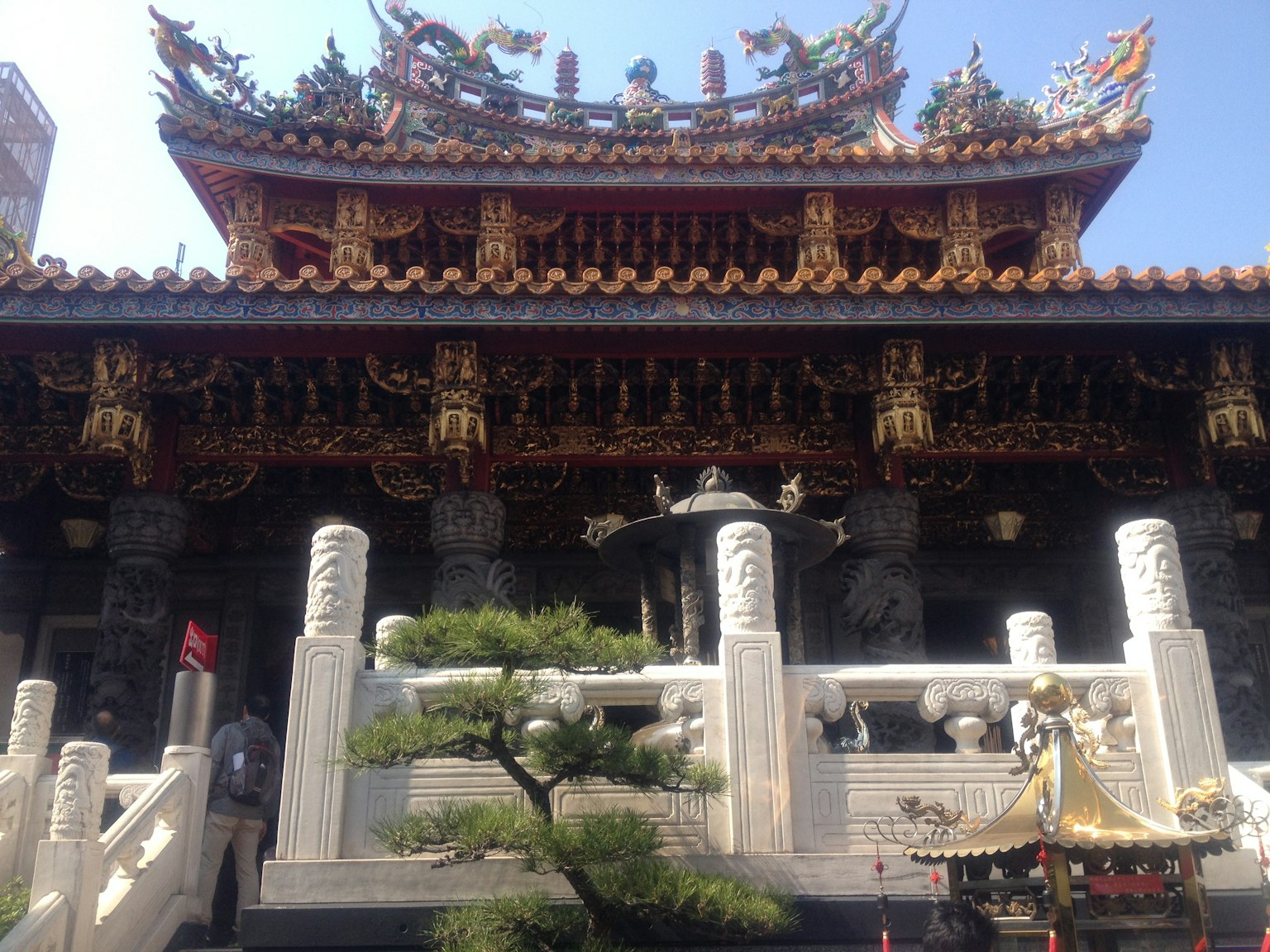 Architecture traditionnelle de temple chinois avec des décorations complexes et un jardin serein